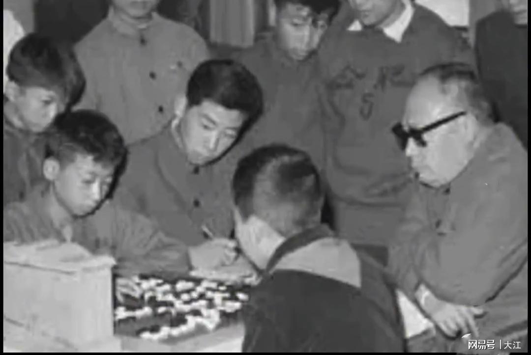 华体会官网-陈毅元帅正在全神贯注地与聂卫平下棋，在天赋面前，第一局就输了