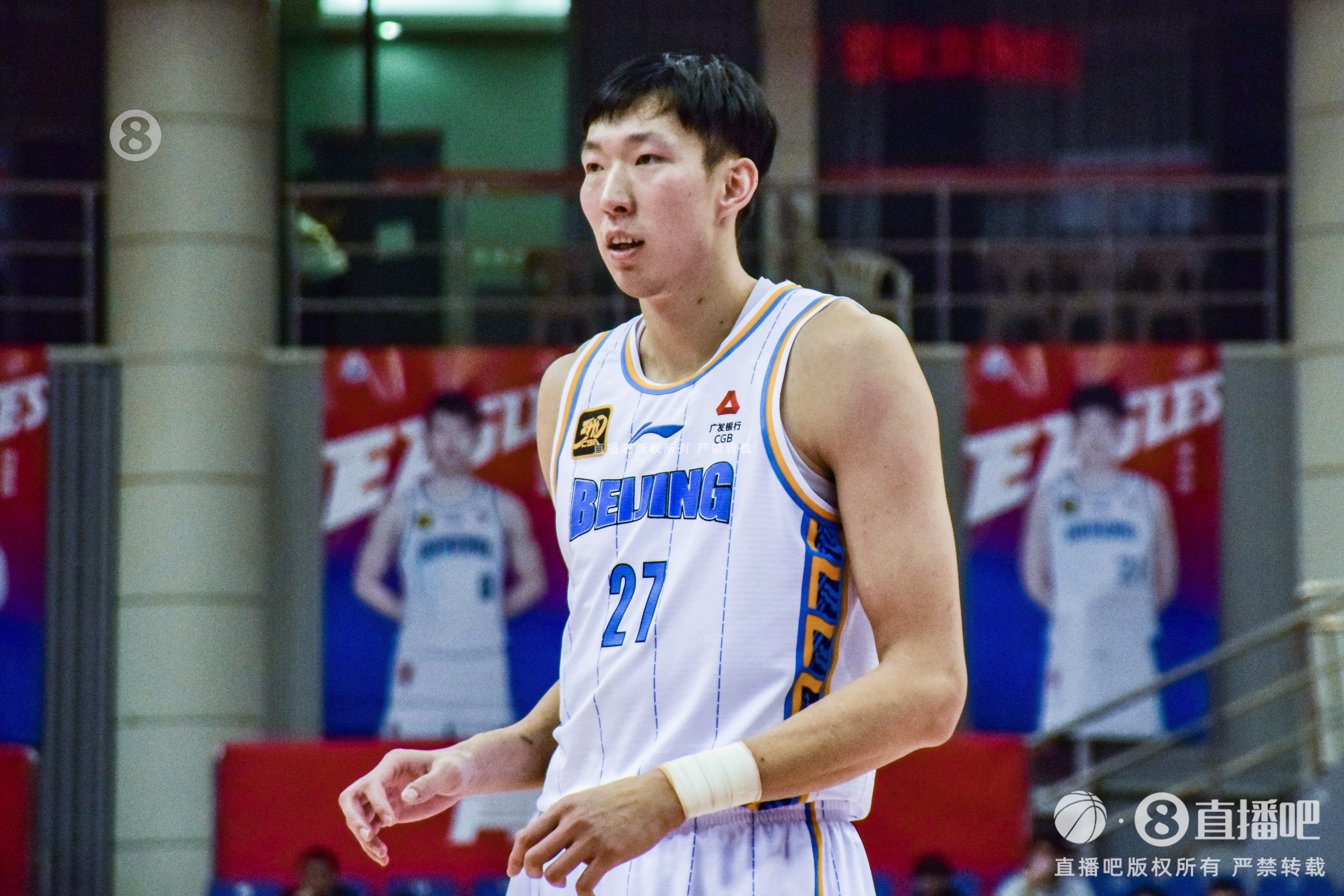 体育娱乐-游刃有余！周琦18分钟4中4拿到11分7板2断 正负值+20