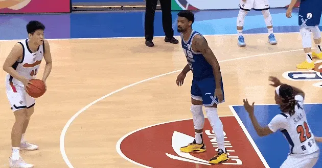 华体会全站登录官网app-麦考尔卡位要球被吹进攻犯规，加时赛2次进攻犯规5犯离场