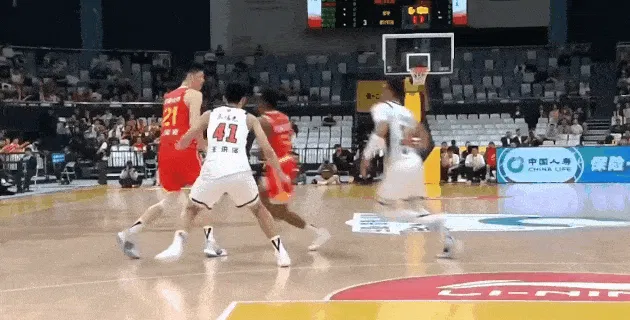 华体会官网-一打五！小巴里-布朗先过掉两人，再迎着三人防守高难度拉杆打进